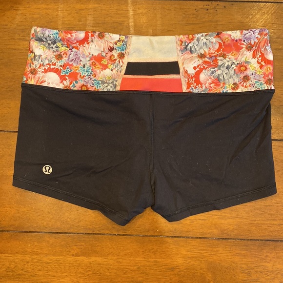 Short lululemon workout shorts - Picture 2 of 5